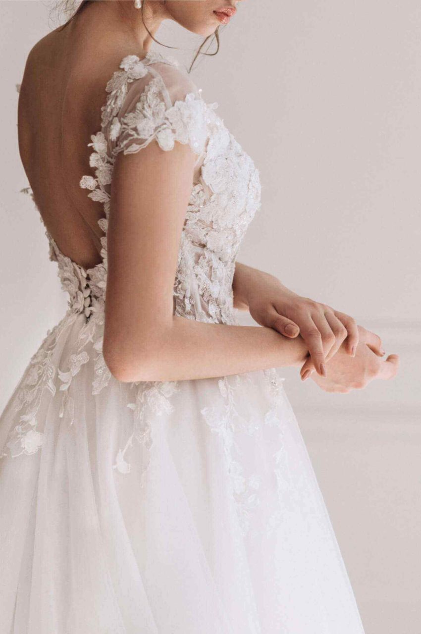 https://wedding.ngxwave.com/wp-content/uploads/2020/12/wedding_dress_07-850x1280.jpg